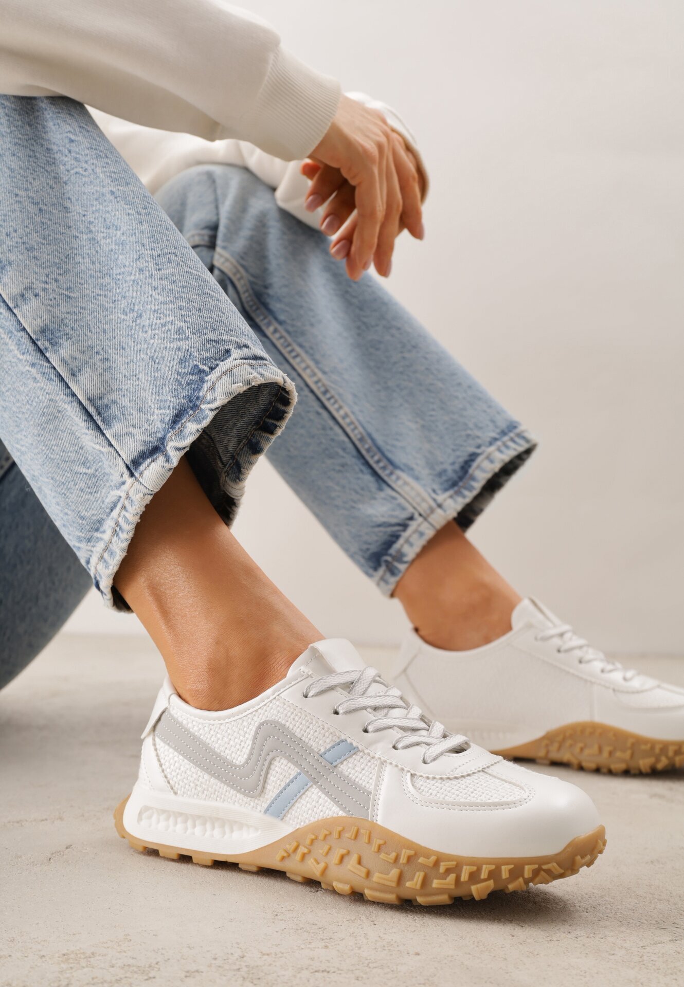 maira Sneakers Albi cu Talpă Abstractă cu Relief și Curele Decorative Emaliane