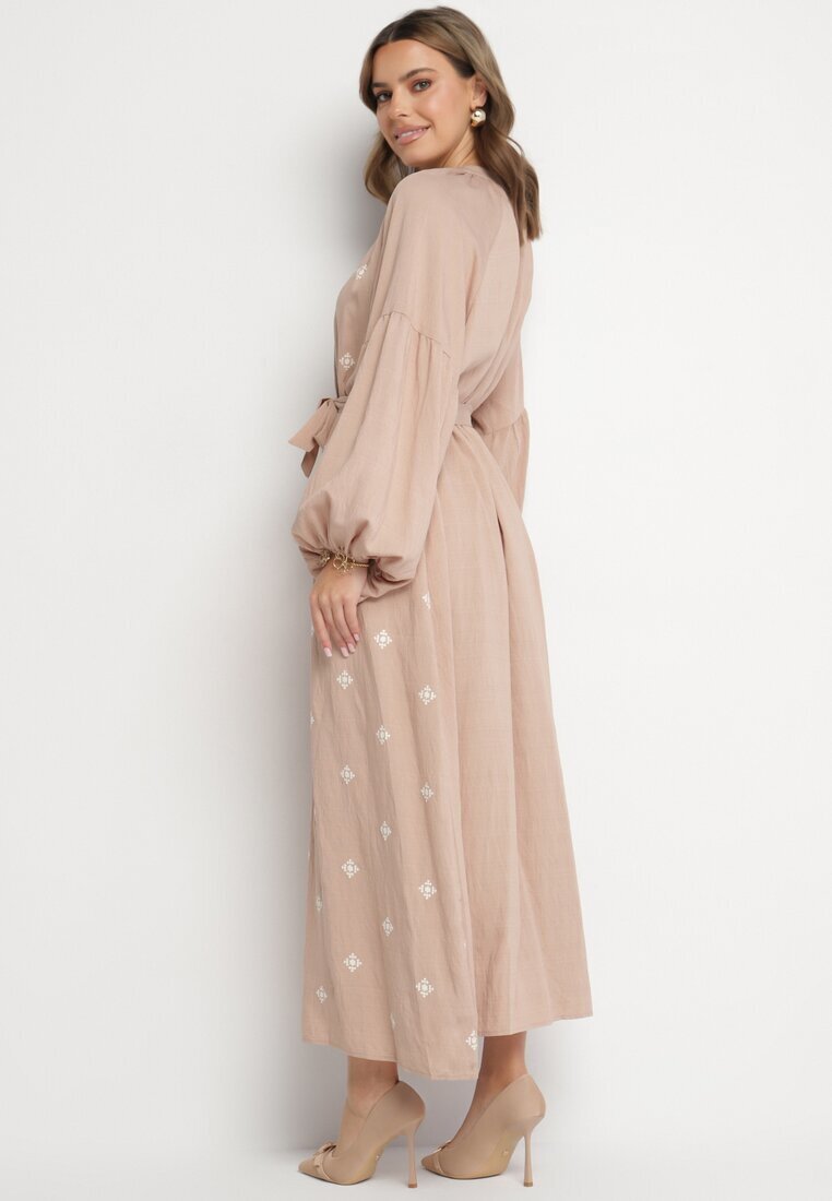 maja studio Rochie bej din viscoză croi oversize cu broderie decorativă Naleniel
