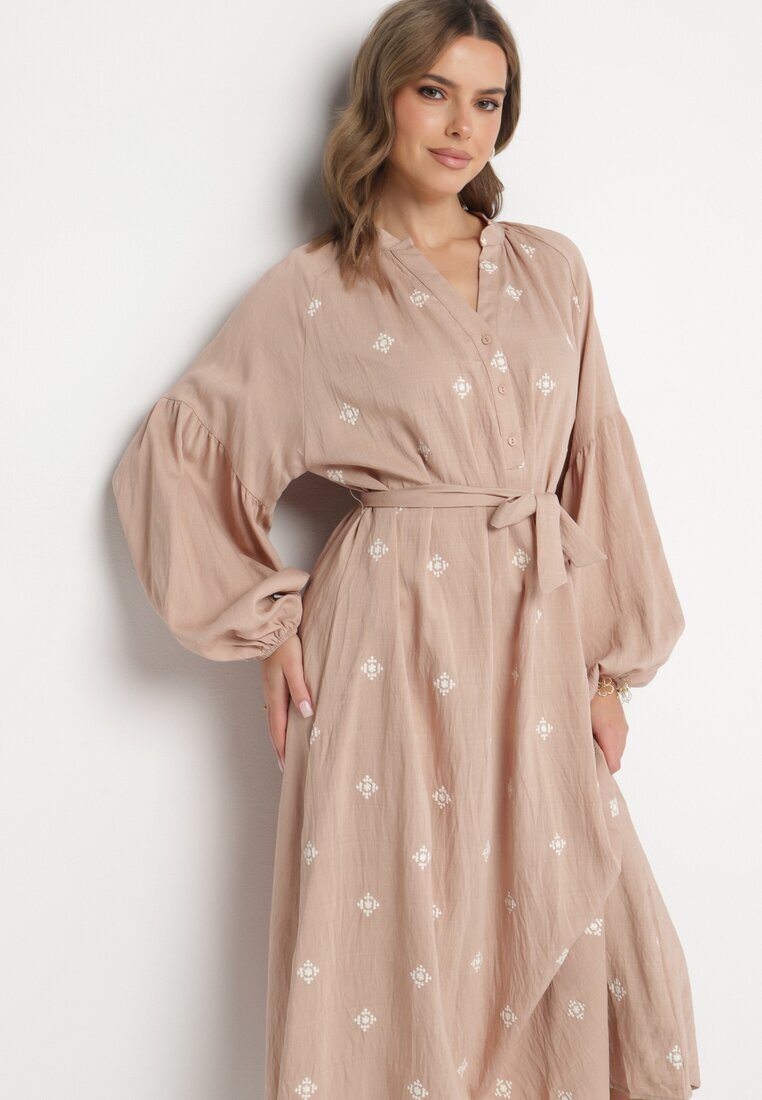 maja studio Rochie bej din viscoză croi oversize cu broderie decorativă Naleniel