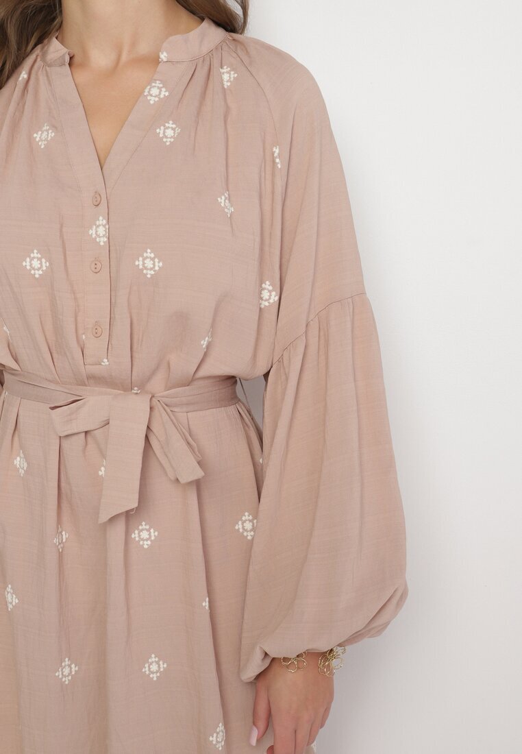 maja studio Rochie bej din viscoză croi oversize cu broderie decorativă Naleniel