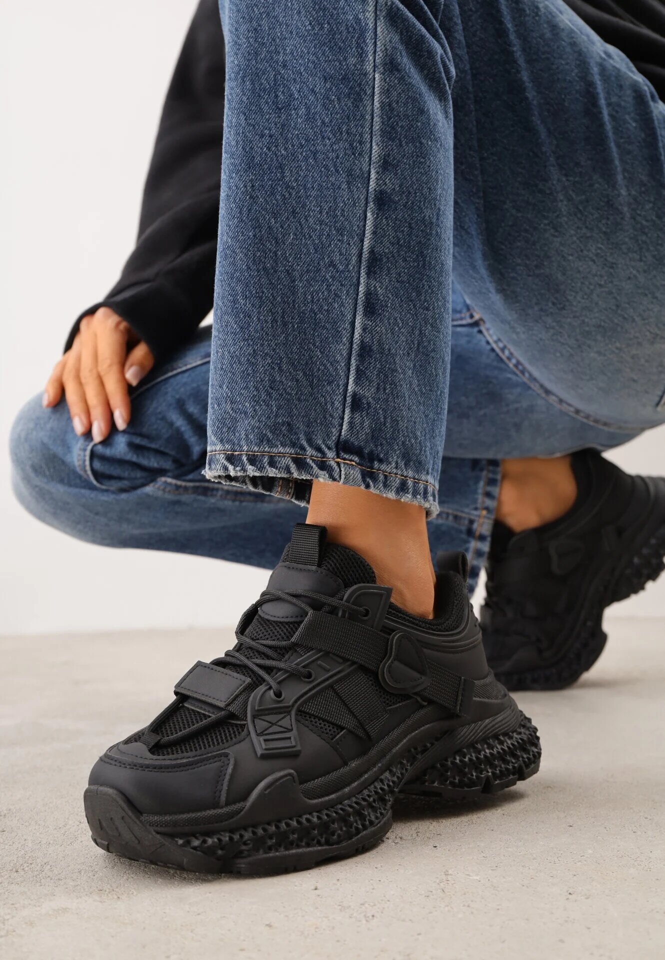 marquiiz Sneakers pe talpă groasă cu embosări și aplicație în formă de inimă Farina Negri
