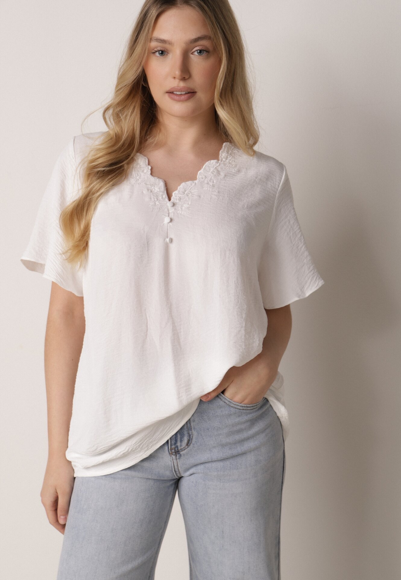 melya by melody Bluză Albă cu Mâneci Scurte și Broderie Decorativă Emmania