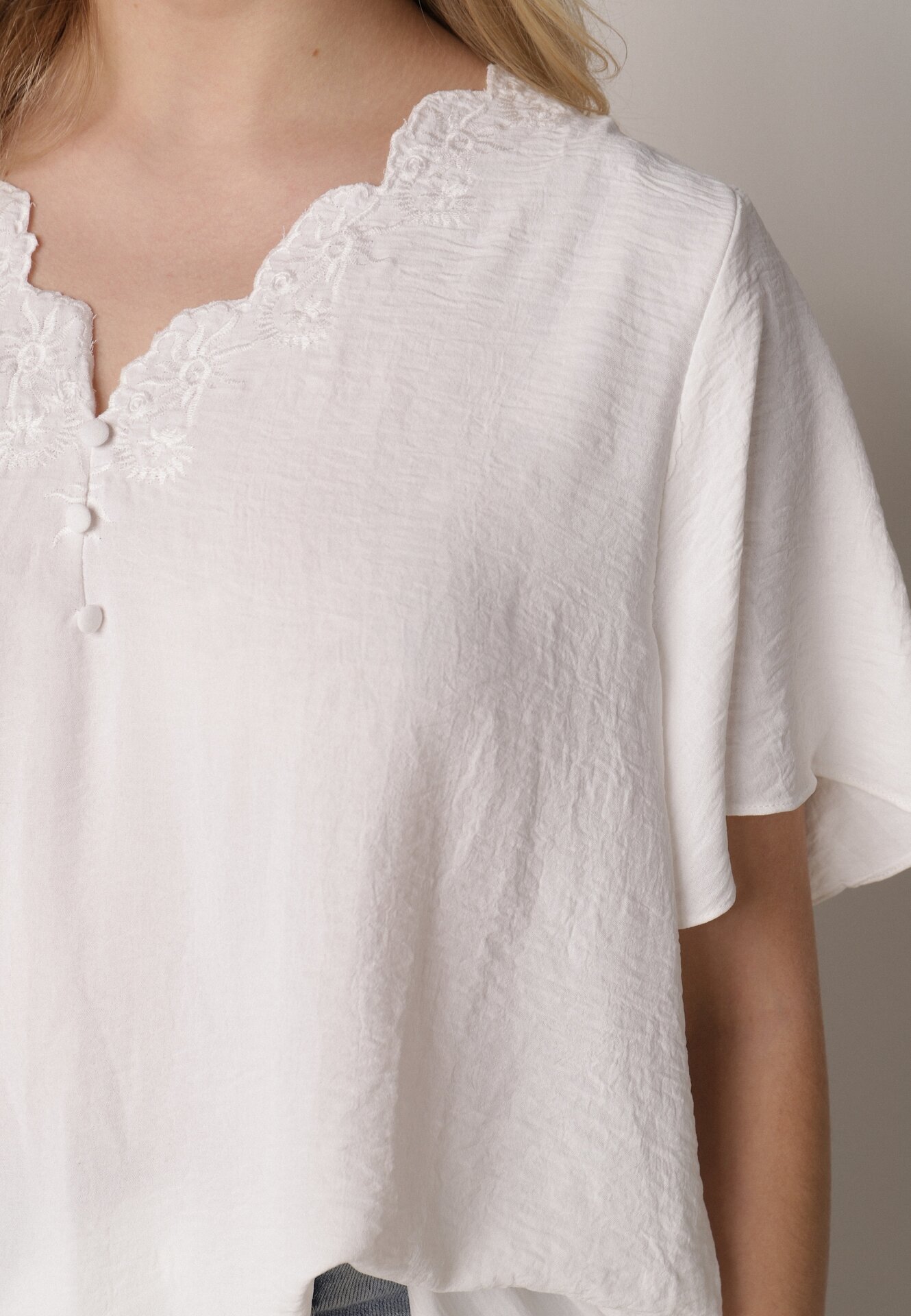 melya by melody Bluză Albă cu Mâneci Scurte și Broderie Decorativă Emmania