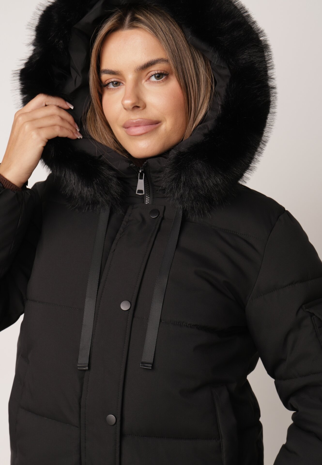 melya by melody Geacă matlasată de iarnă cu croi universal cu glugă cu blană Zaraella Neagră