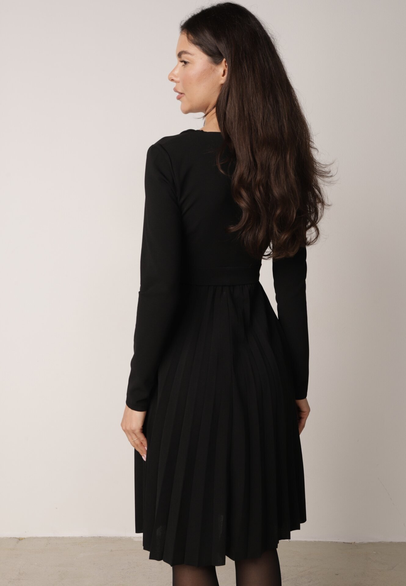 messaya Rochie Midi Neagră cu Fustă Plisată și Decolteu Petrecut cu Cordon din Material Obebba