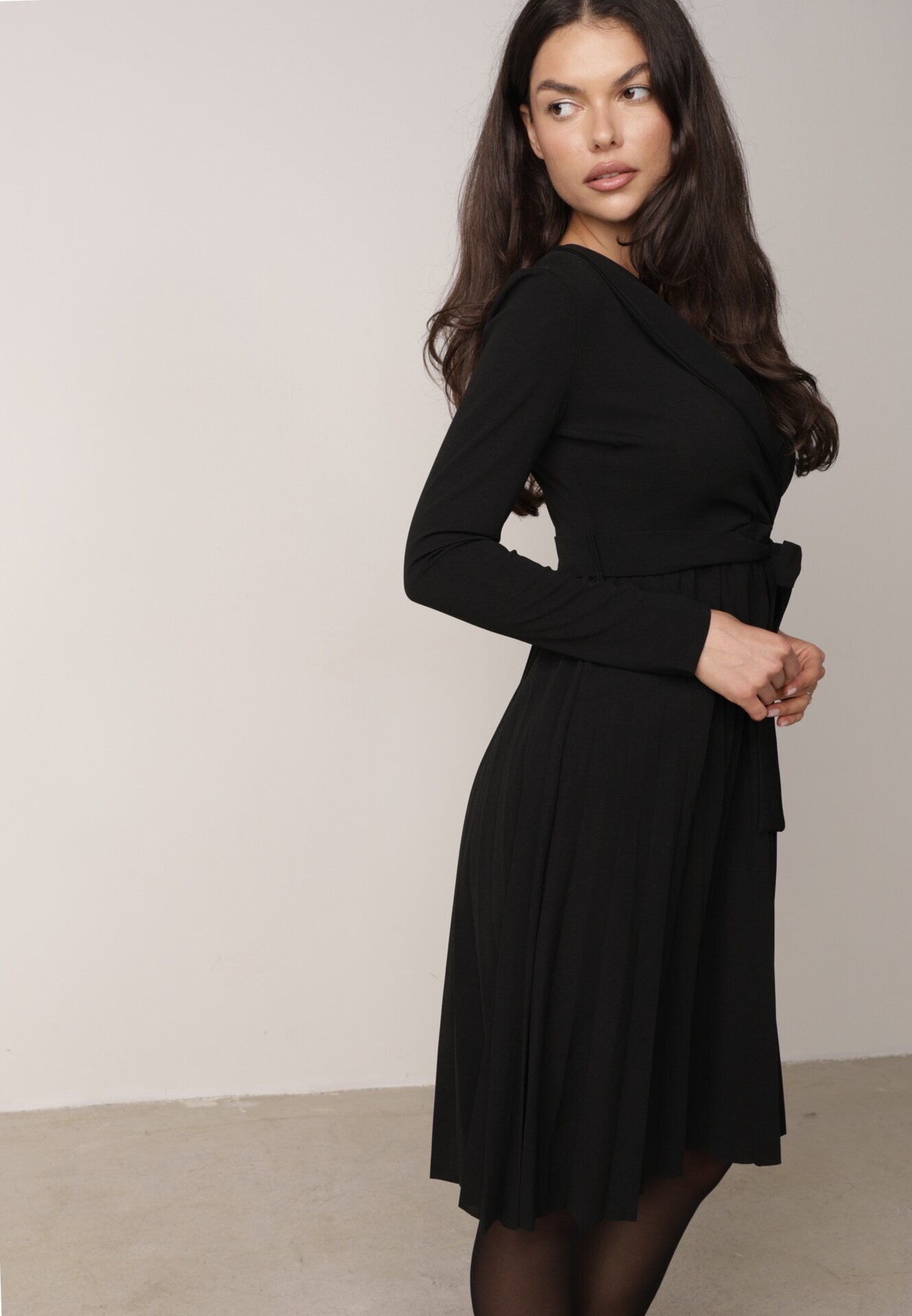 messaya Rochie Midi Neagră cu Fustă Plisată și Decolteu Petrecut cu Cordon din Material Obebba