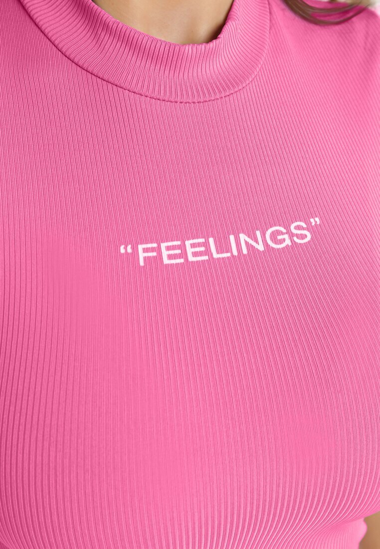 metro five Tricou fuchsia cu croi scurt și mulat cu text Ebira