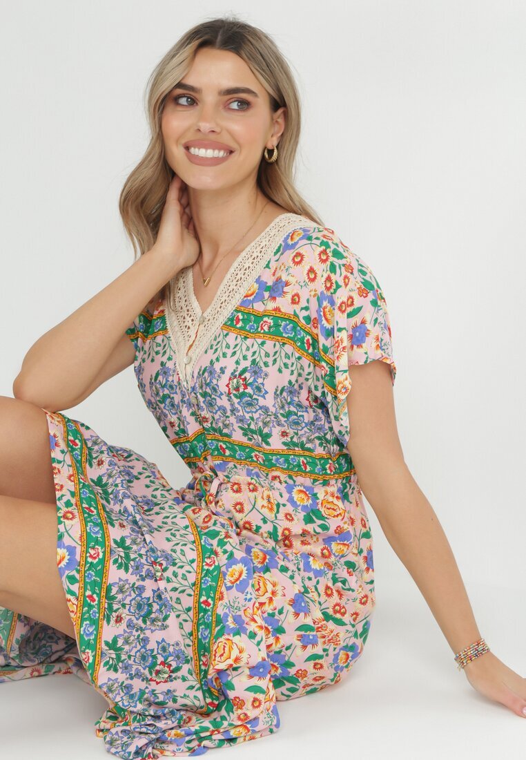 moni&co Rochie Roz-Albastră Maxi cu nasturi și decolteu din dantelă Cristyn