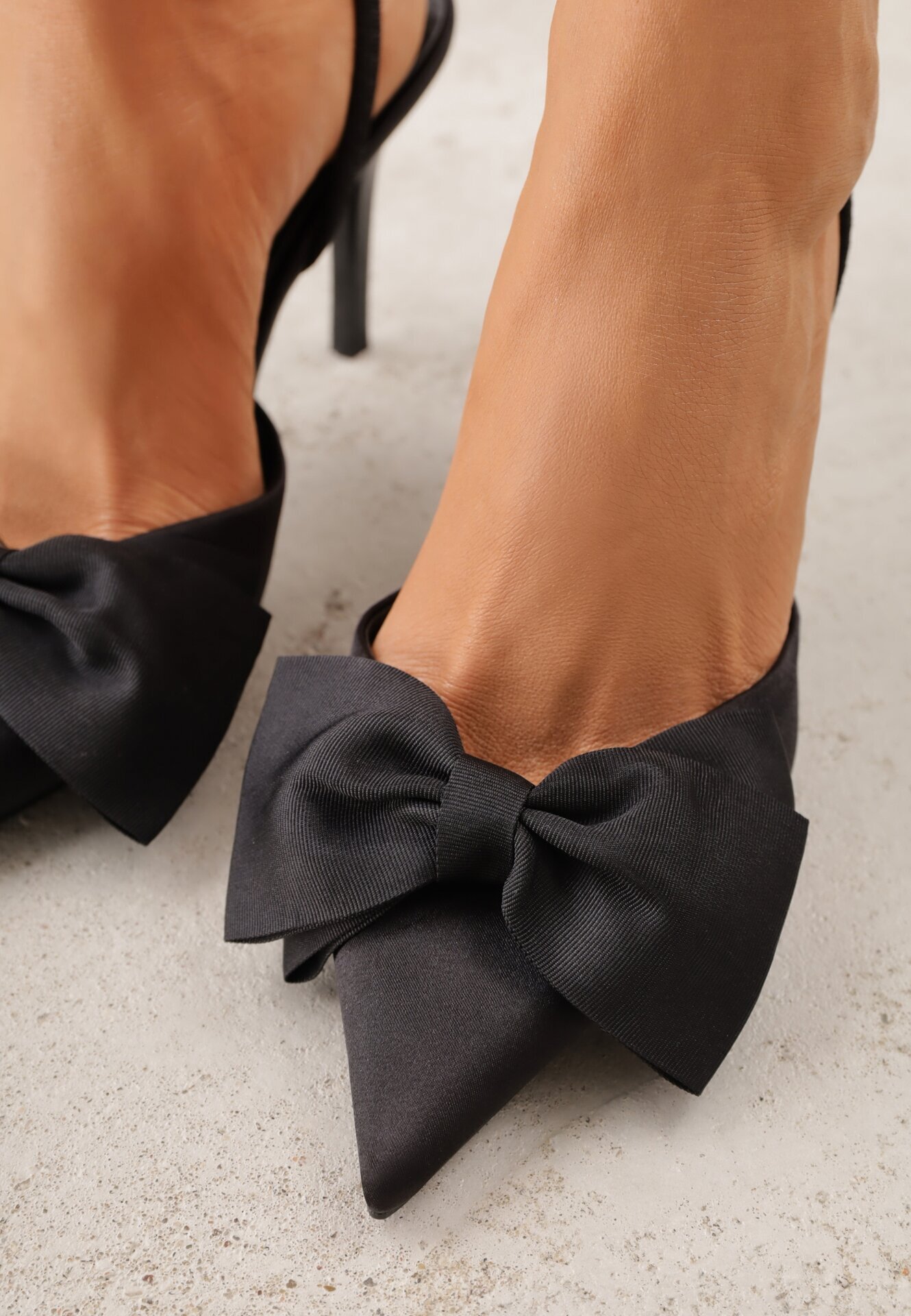 mulanka Pantofi stiletto negri din satin cu călcâiul descoperit și fundă decorativă Argatea