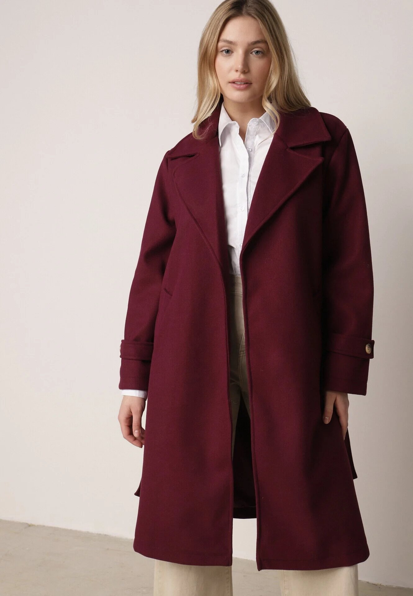new collection Palton Bordeaux Deschis cu cordon din material în talie cu buzunare și guler Neeraja