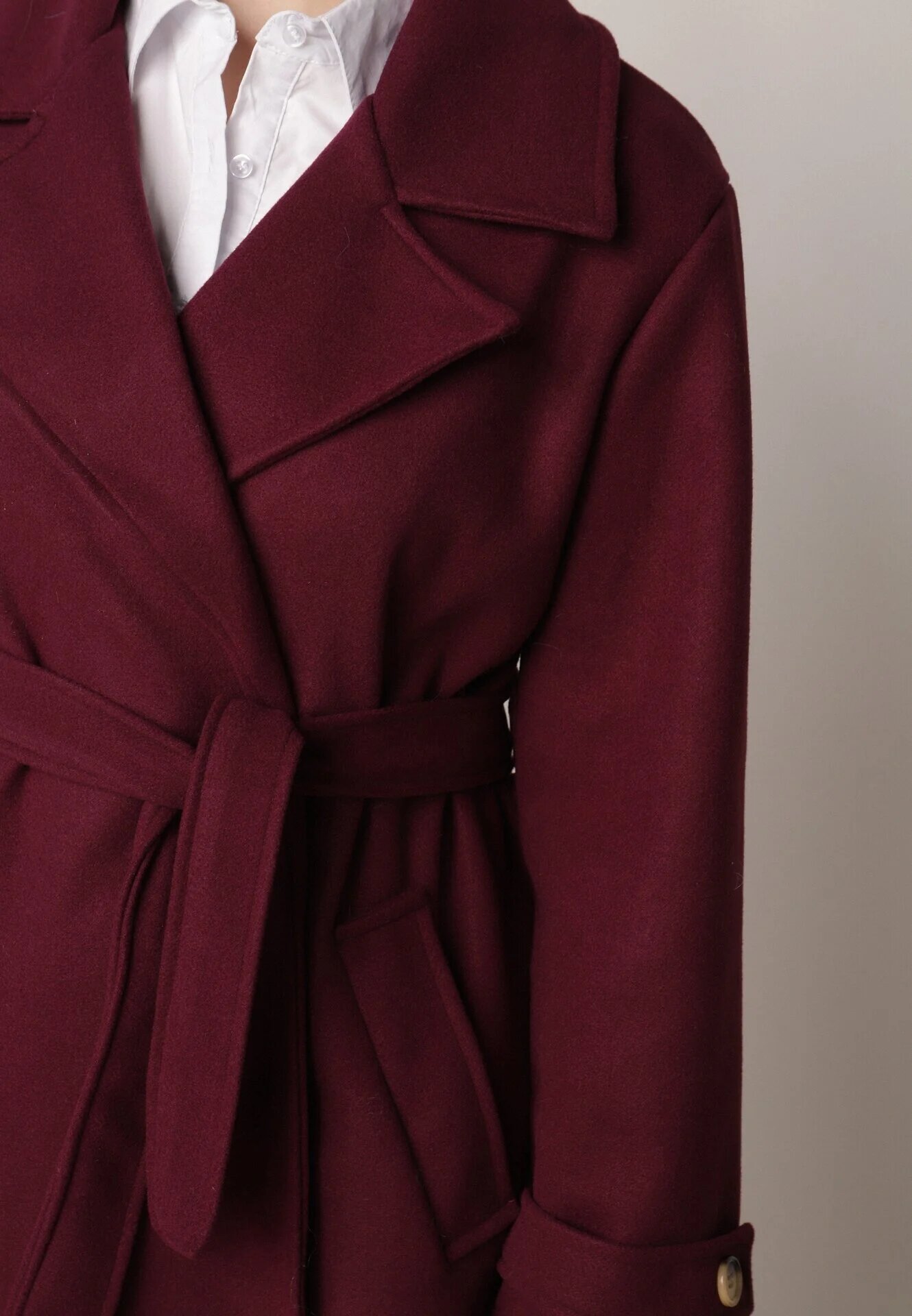 new collection Palton Bordeaux Deschis cu cordon din material în talie cu buzunare și guler Neeraja