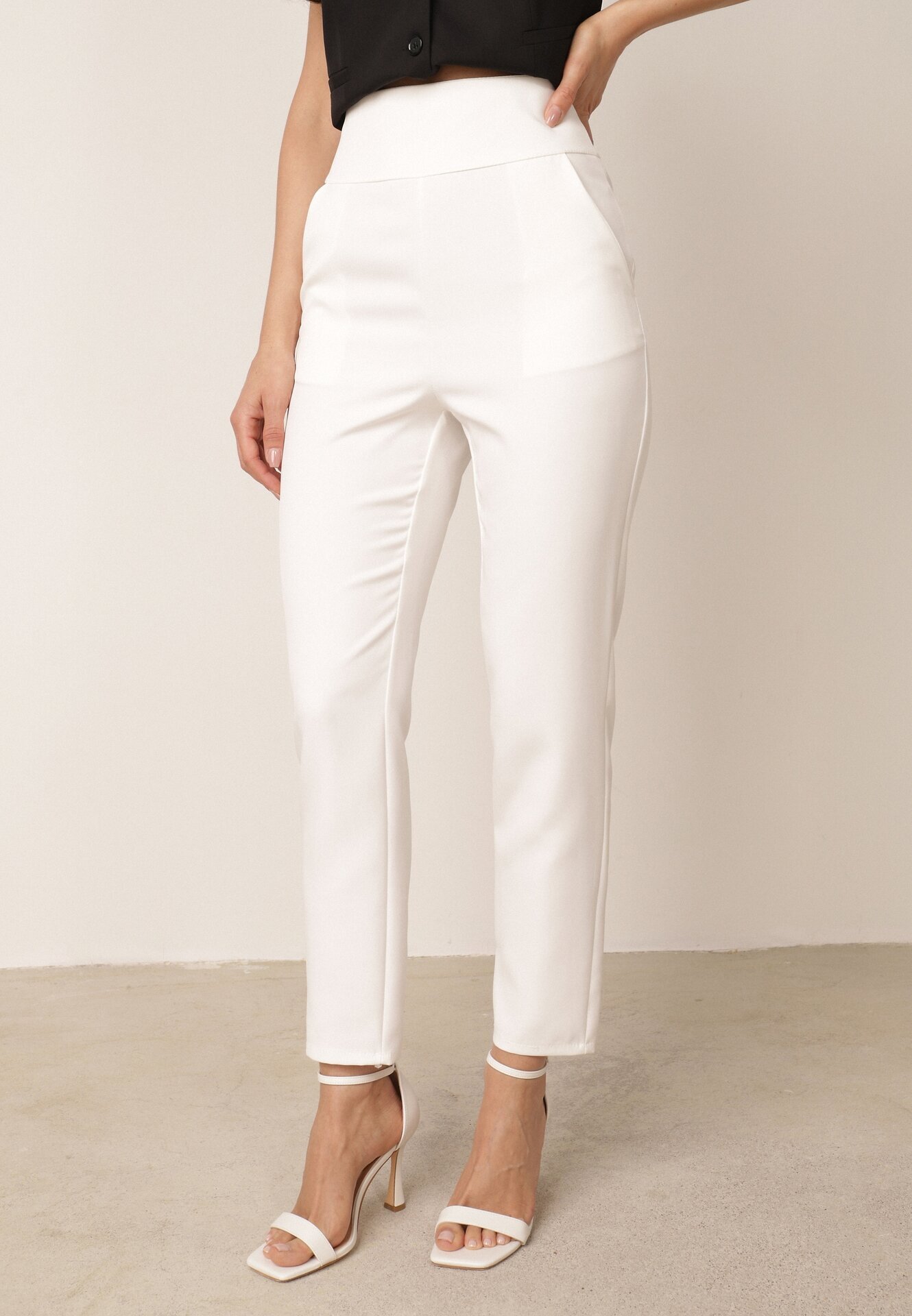 new collection Pantaloni Albi Regular Boura