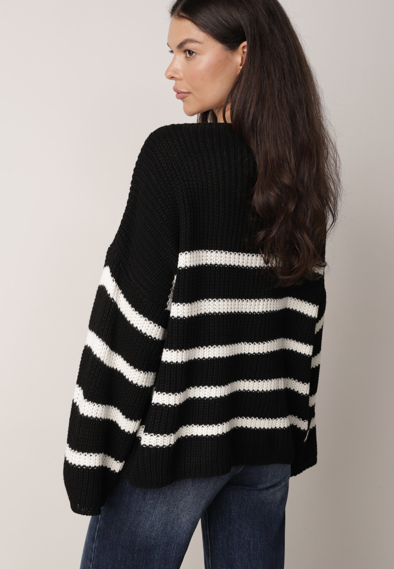 new collection Pulover Negru Tricotat cu mâneci lungi și largi în dungi Samsoni