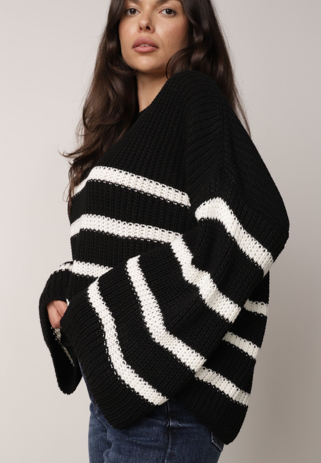 new collection Pulover Negru Tricotat cu mâneci lungi și largi în dungi Samsoni