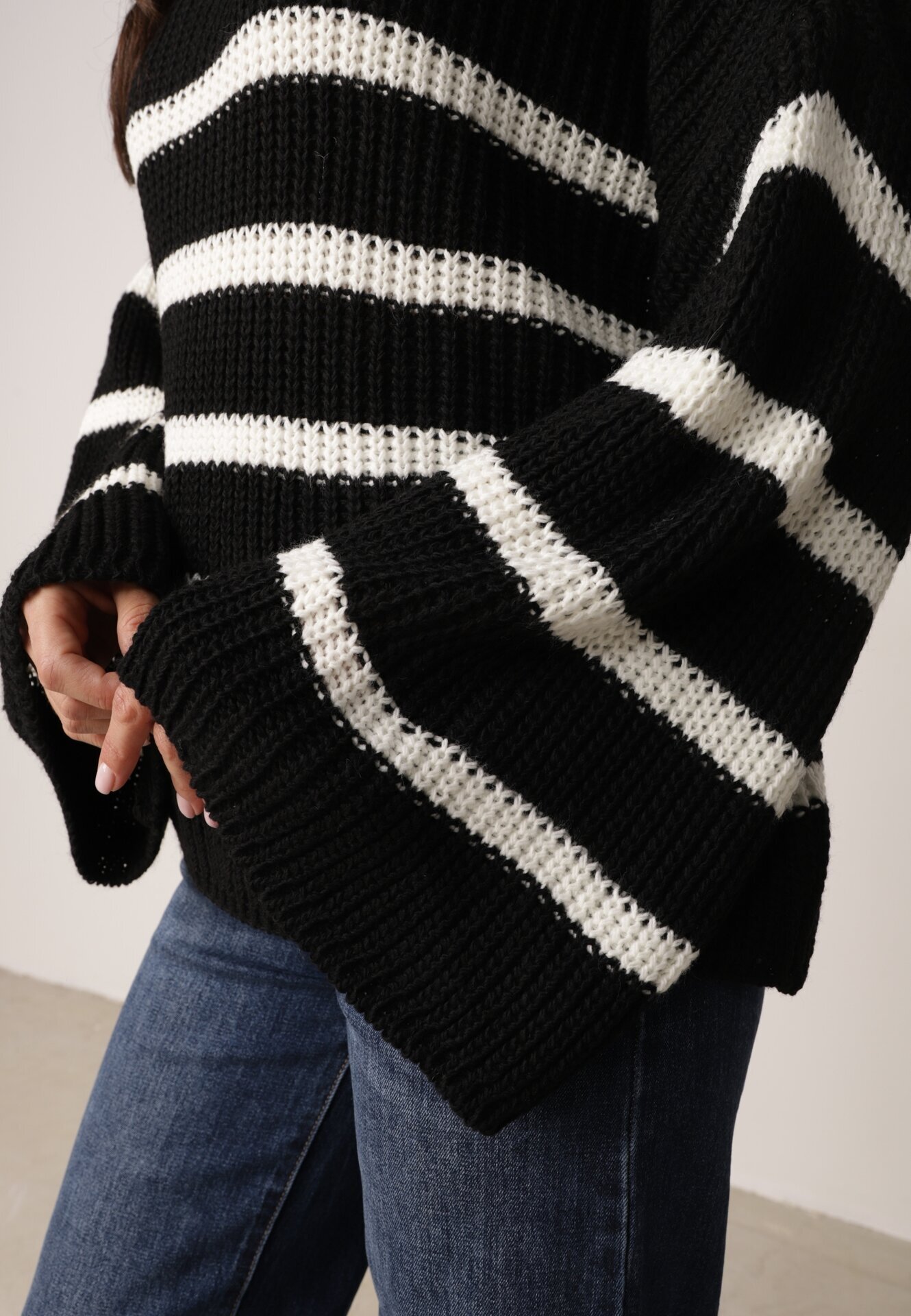 new collection Pulover Negru Tricotat cu mâneci lungi și largi în dungi Samsoni