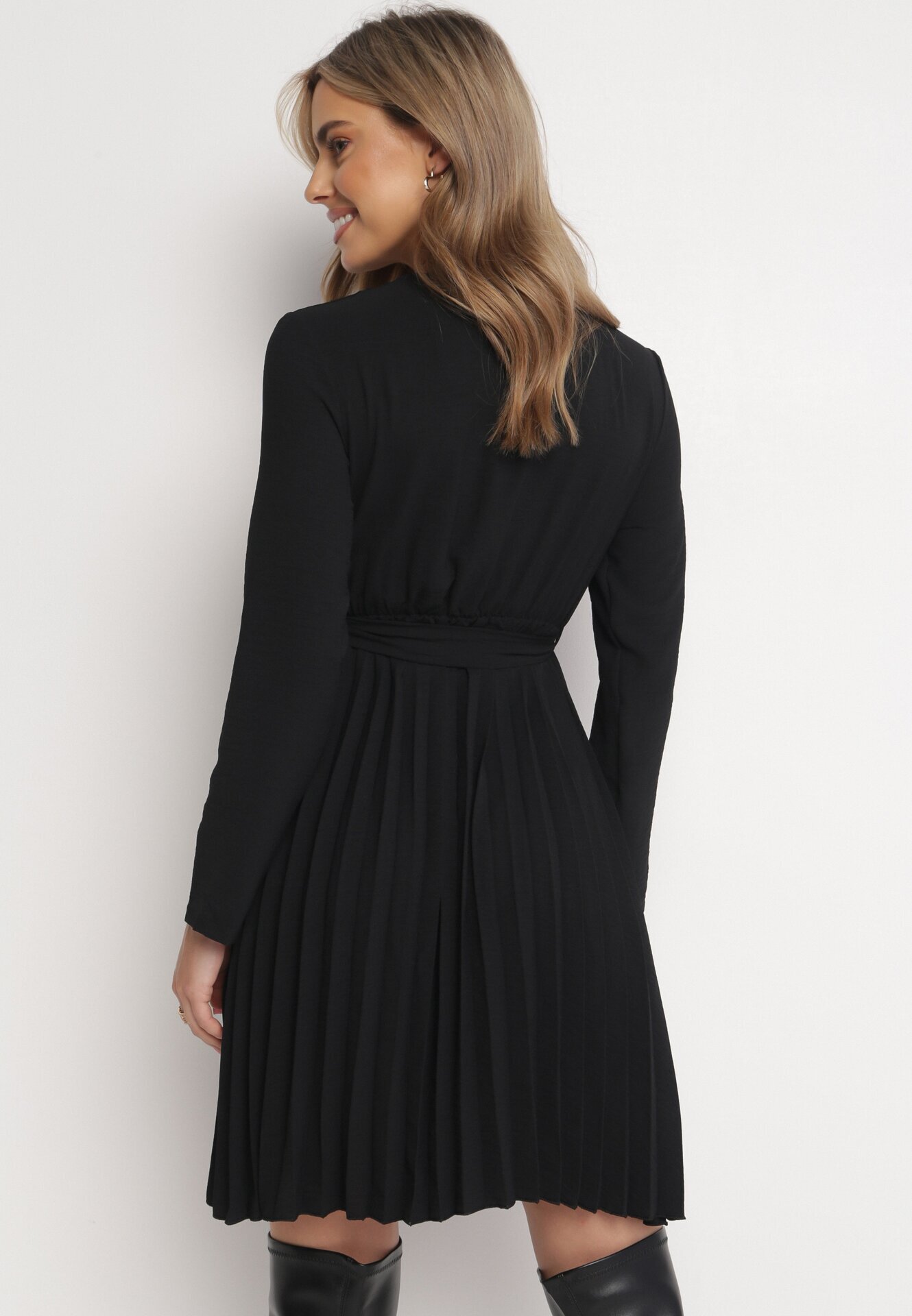 new collection Rochie Neagră Plisată cu Decolteu tip plic și Curea Minesia