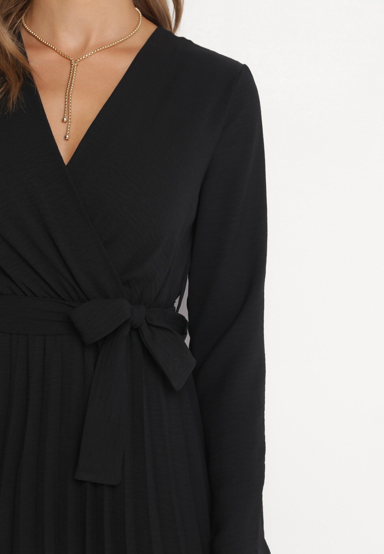 new collection Rochie Neagră Plisată cu Decolteu tip plic și Curea Minesia