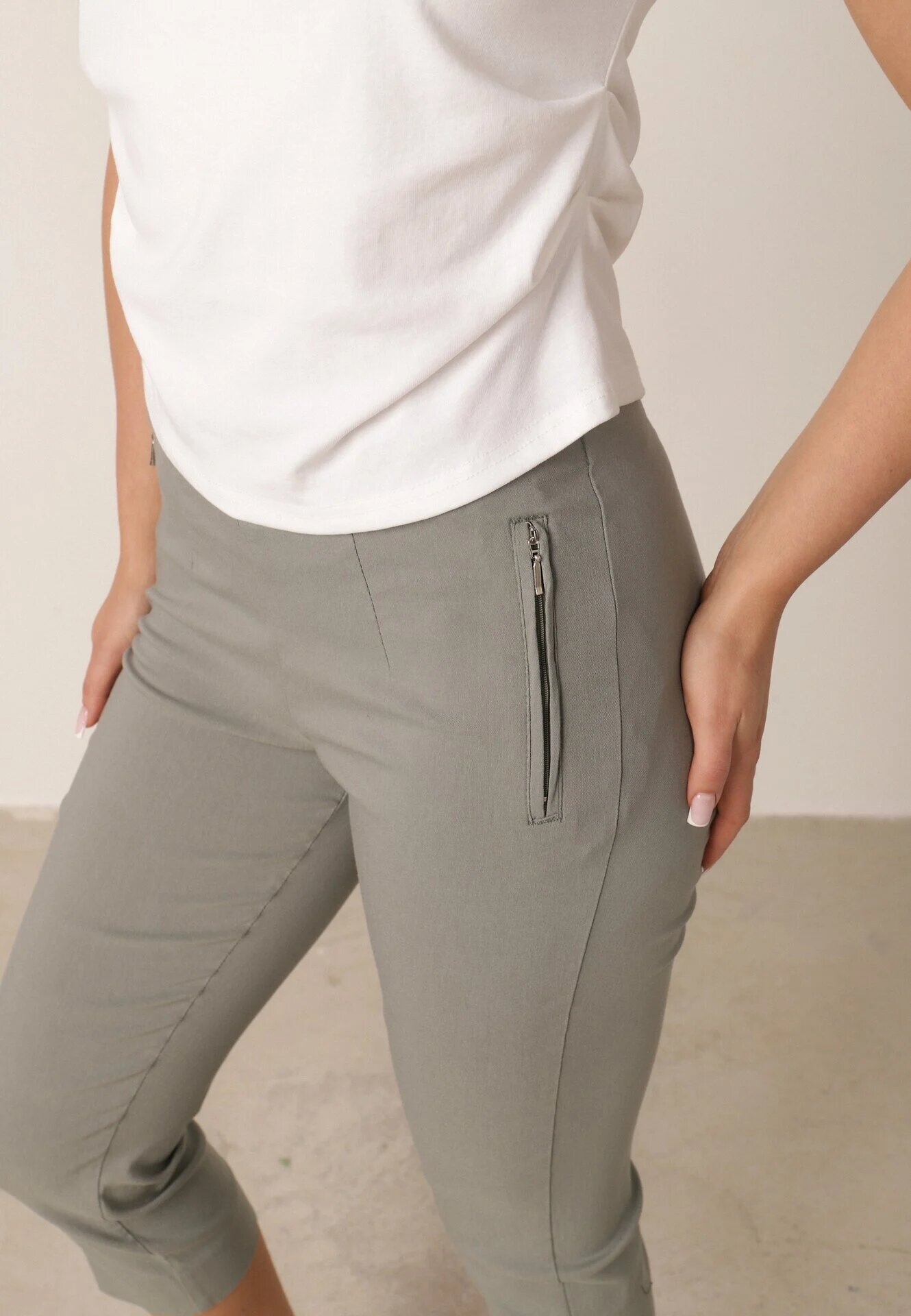 new fashion Pantaloni verzi deschis de lungime 3/4 cu bandă elastică în talie și legătură Cidasara