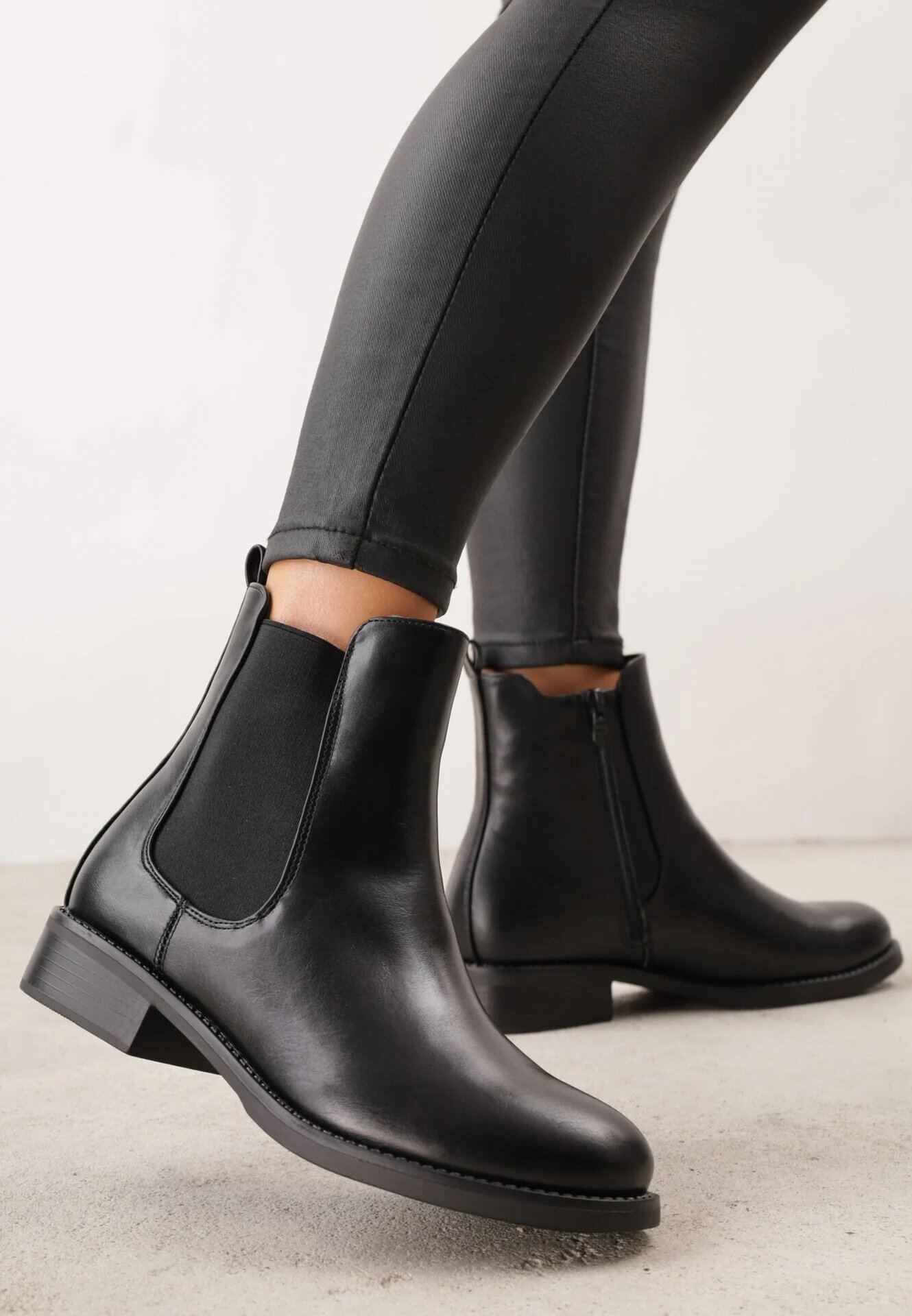 orena paris Botine clasice cu talpă joasă (tip chelsea) cu inserție din material elastic Baument Negre