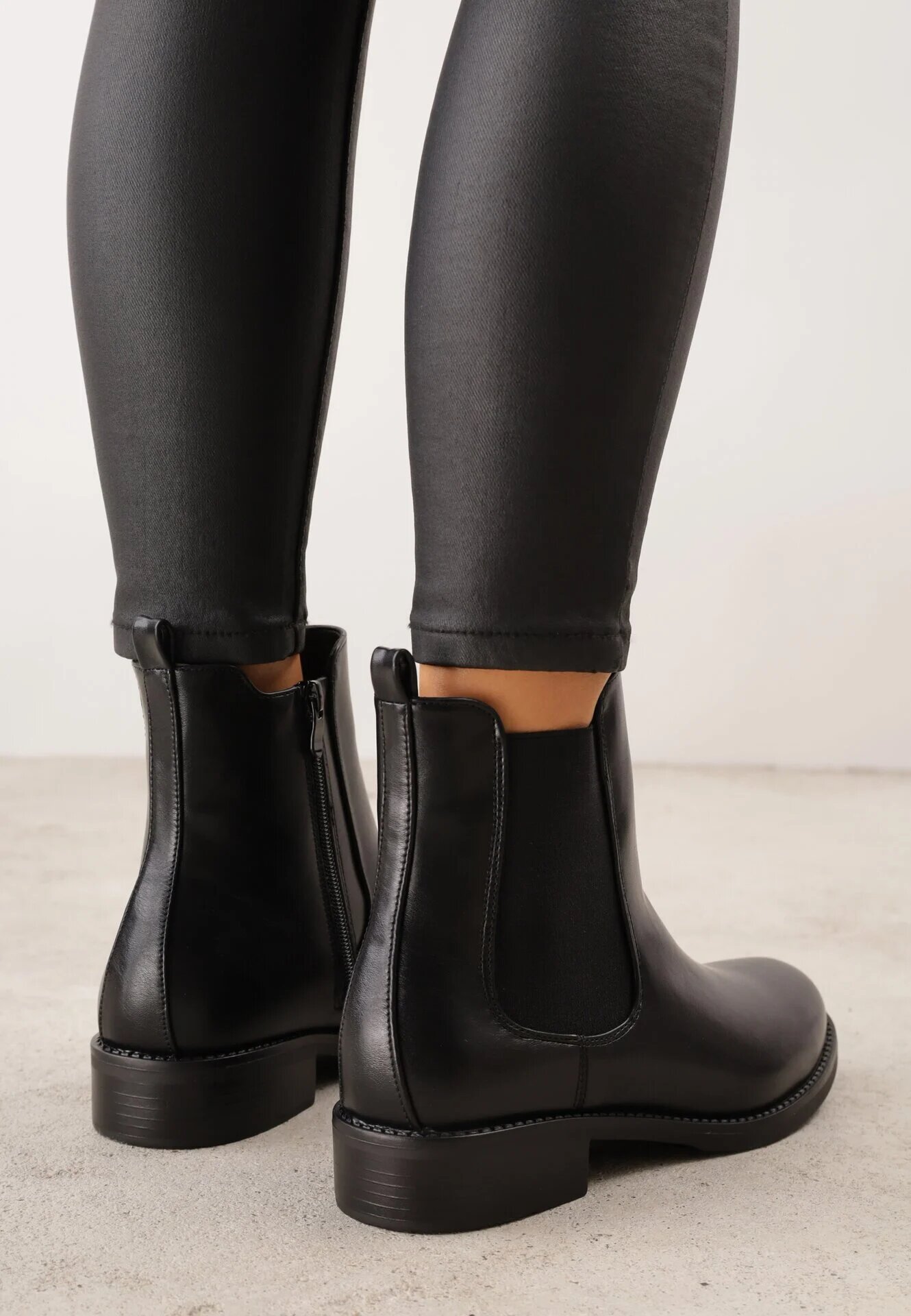 orena paris Botine clasice cu talpă joasă (tip chelsea) cu inserție din material elastic Baument Negre