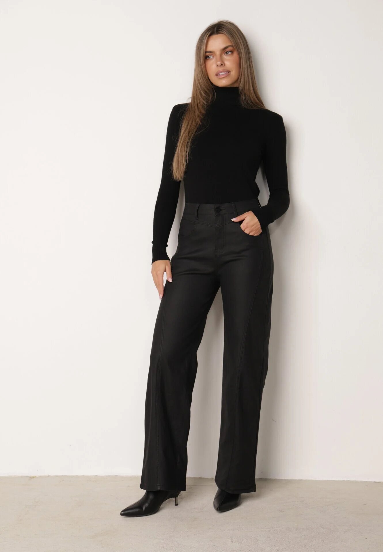  Pantaloni drepți din material cerat Orette Negri