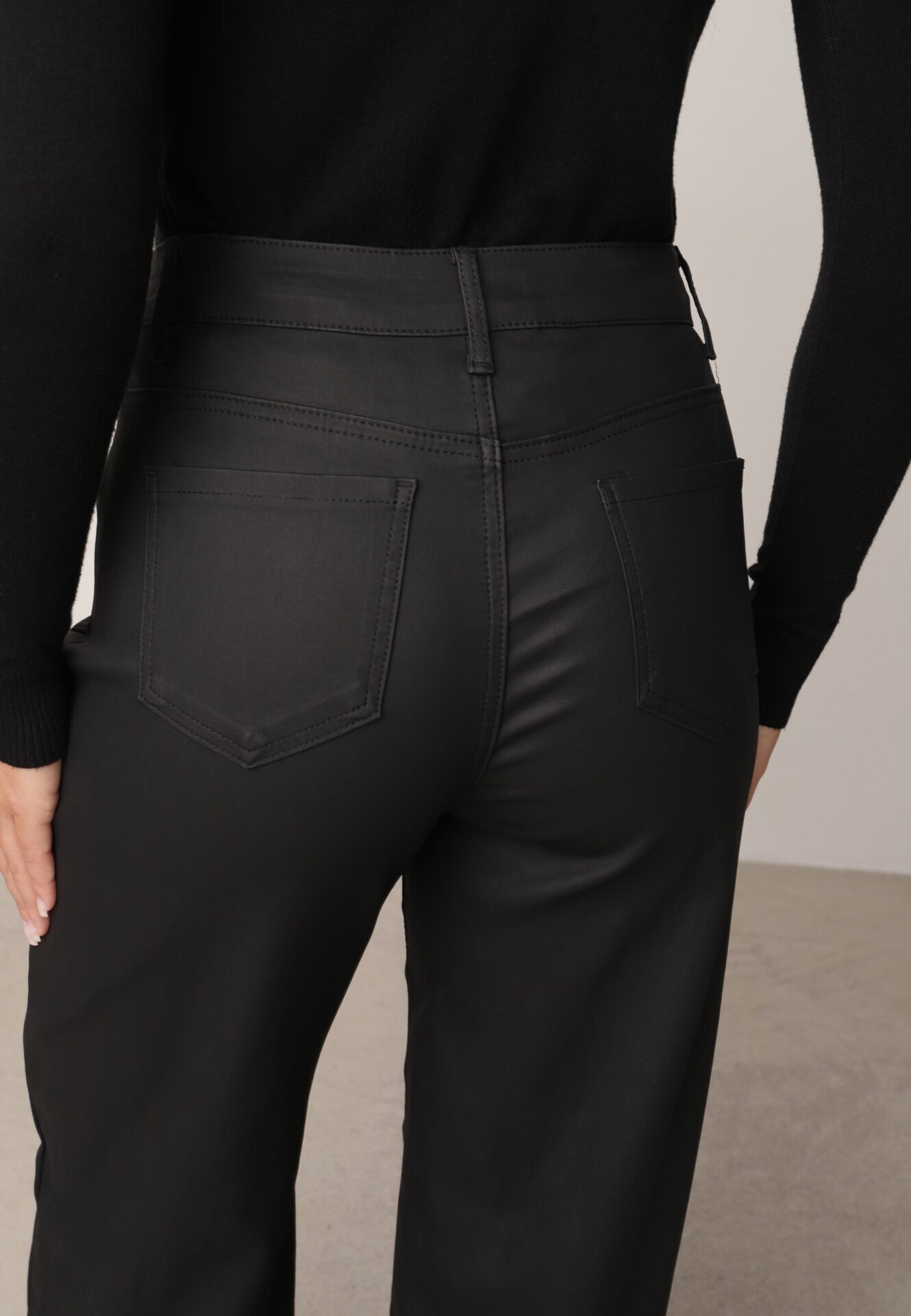  Pantaloni drepți din material cerat Orette Negri