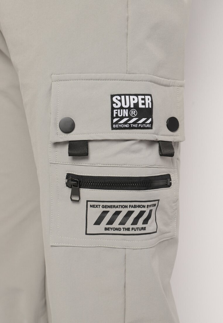  Pantaloni Gri Cargo Militari cu Imprimeu Decorativ și Imitație de Fermoar Sinirielle