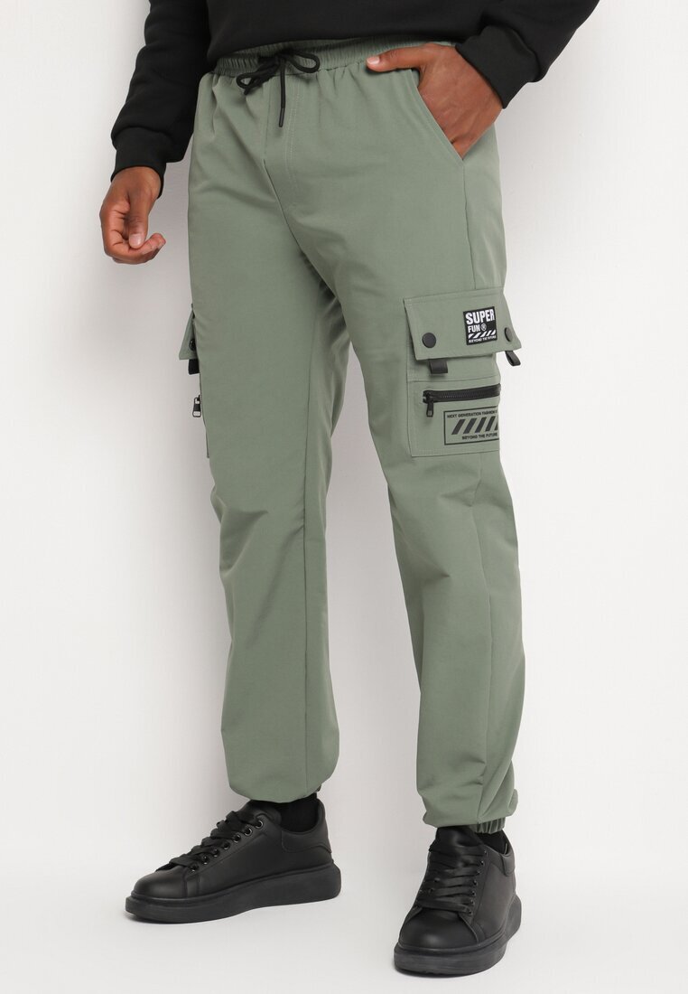  Pantaloni jogger Verde închis cu Buzunare decorative cu capse Lessalia