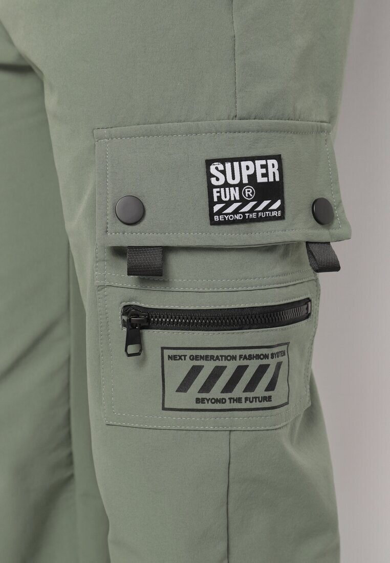  Pantaloni jogger Verde închis cu Buzunare decorative cu capse Lessalia