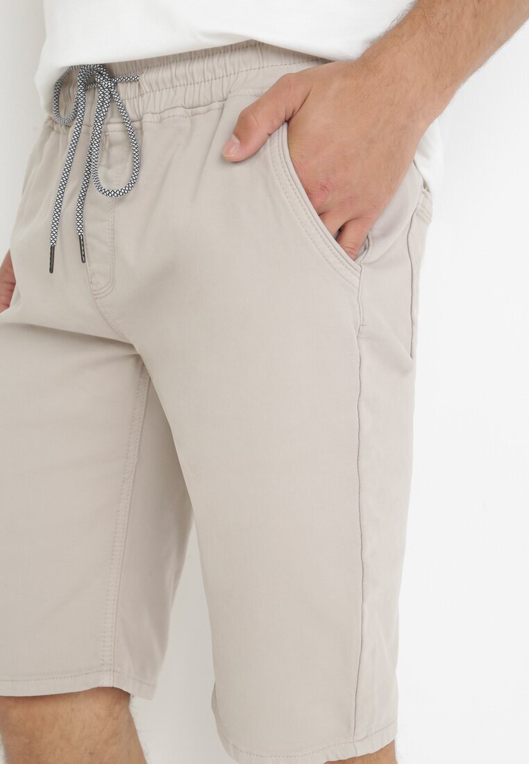  Pantaloni scurți bej închis cu elastic în talie și cu manșete suflecate Feven