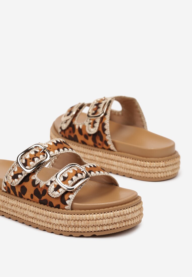  Papuci leopard cu platformă cu catarame și cu model geometric Saneles