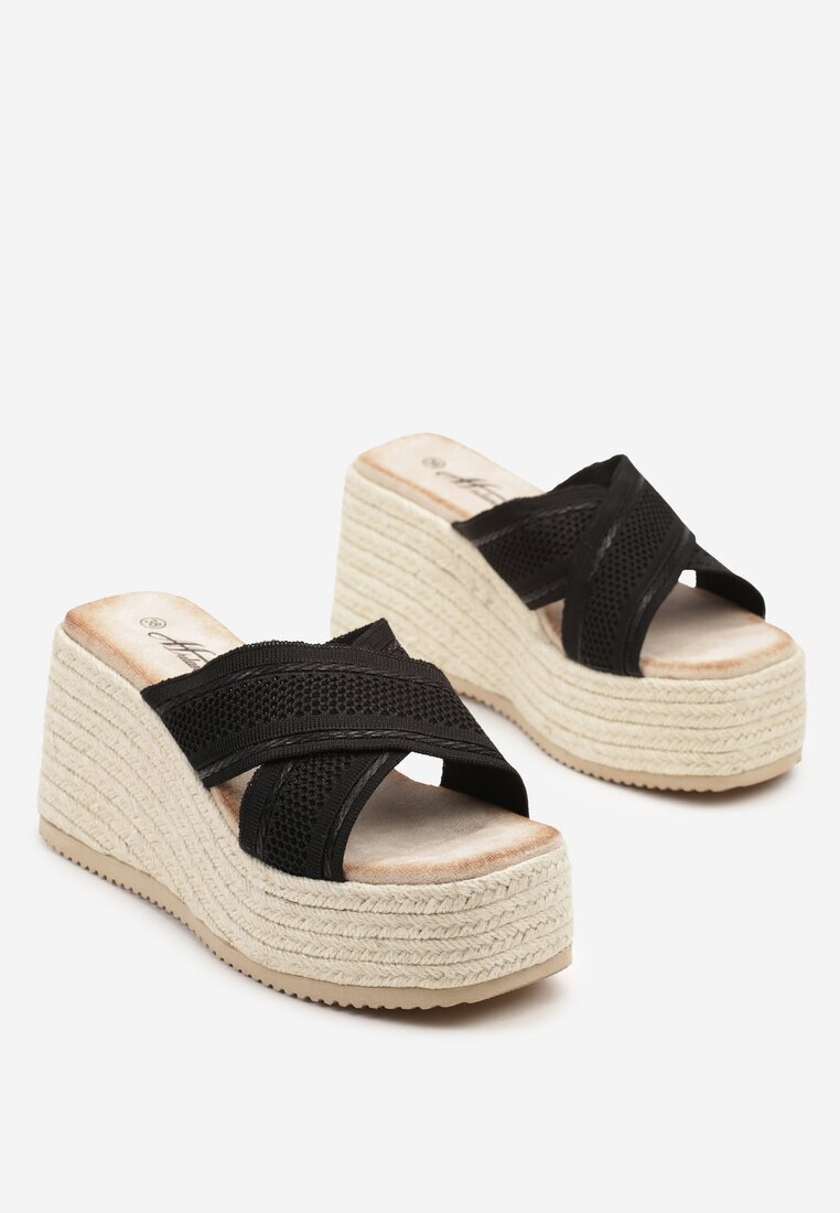 Papuci negri pe platformă în stil Boho cu barete ajurate Neowena