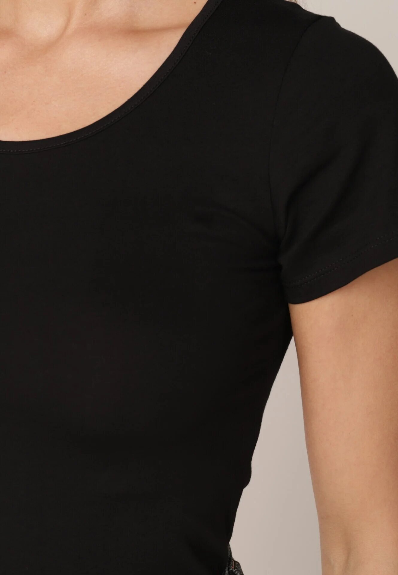 peigile T-shirt simplu din bumbac cu croială dreaptă și decolteu rotund Chaffello Negru