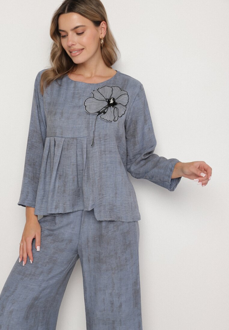 pretty Set Albastru Bluză cu evază și aplicație florală și Pantaloni lejeri Ravirisa