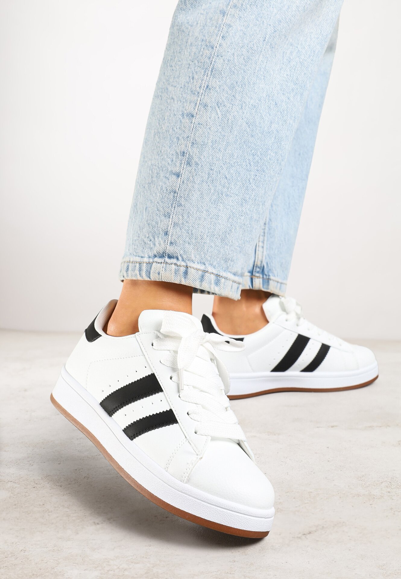 renda Adidași Albi cu Perforații și Benzi Decorative Deolene