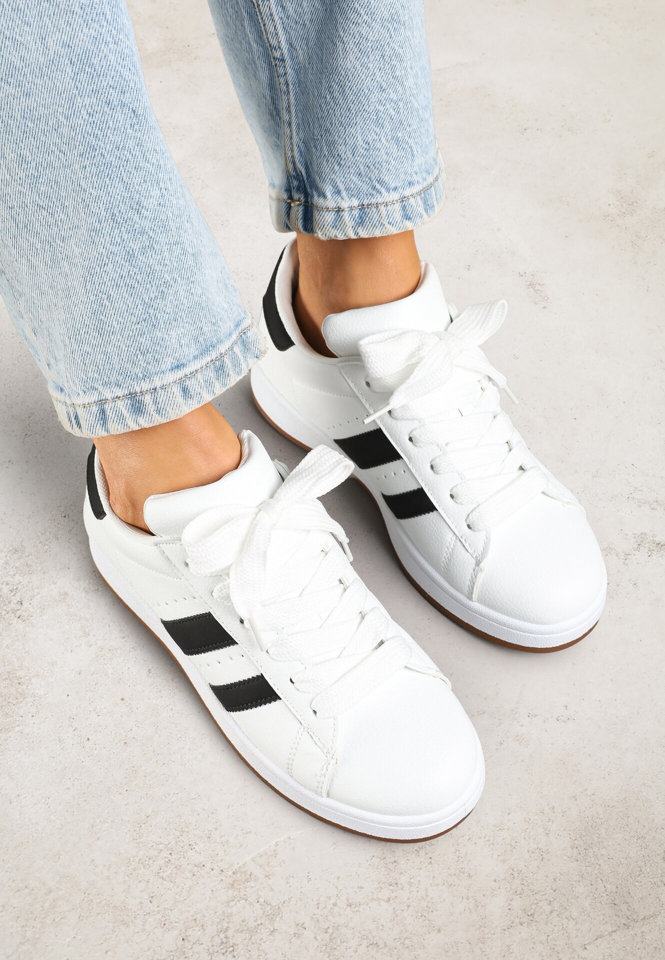 renda Adidași Albi cu Perforații și Benzi Decorative Deolene