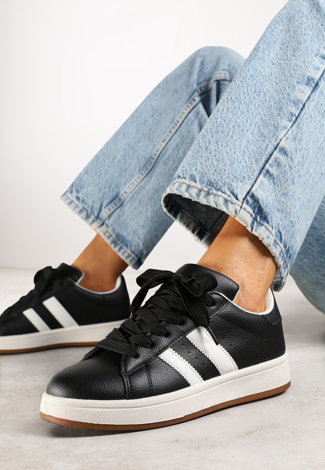 renda Sneakers Negre cu Perforații și Benzi Decorative Deolene