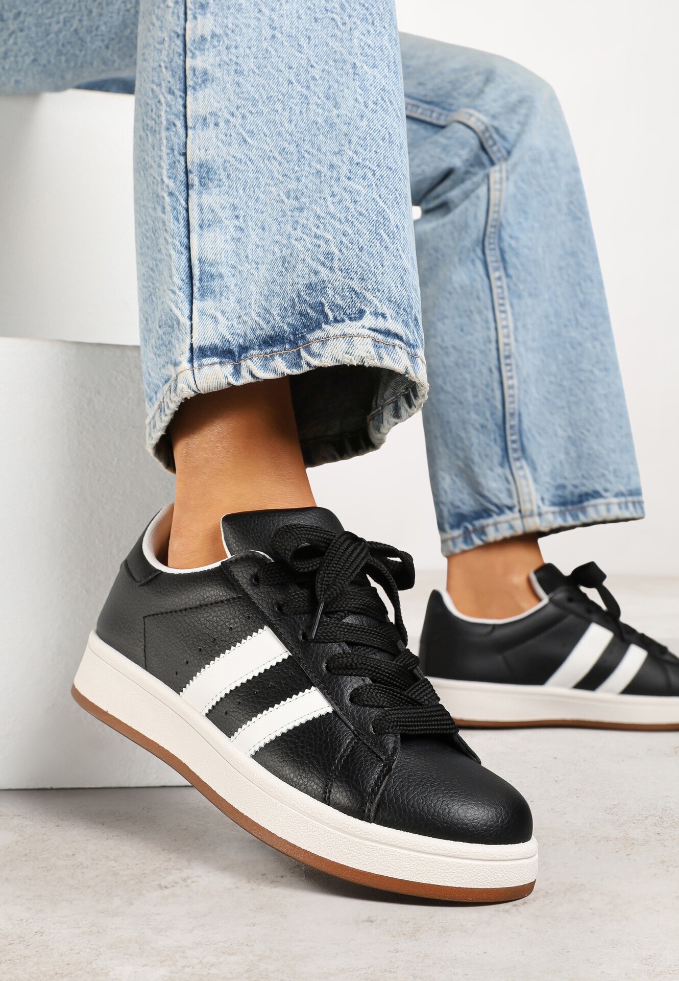 renda Sneakers Negre cu Perforații și Benzi Decorative Deolene