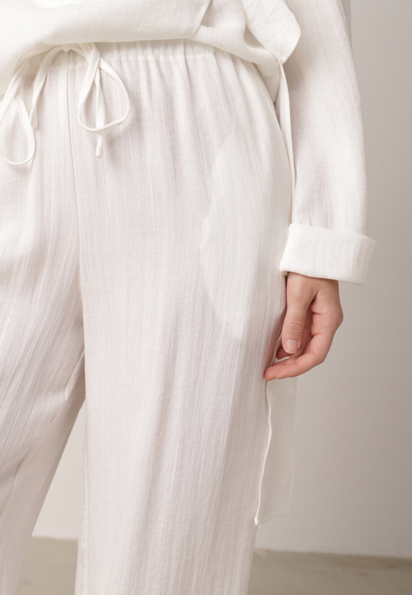 retro & icone Pantaloni Albi din Vâscoză cu Picioare Largi și Legătură în Talie Terisanna
