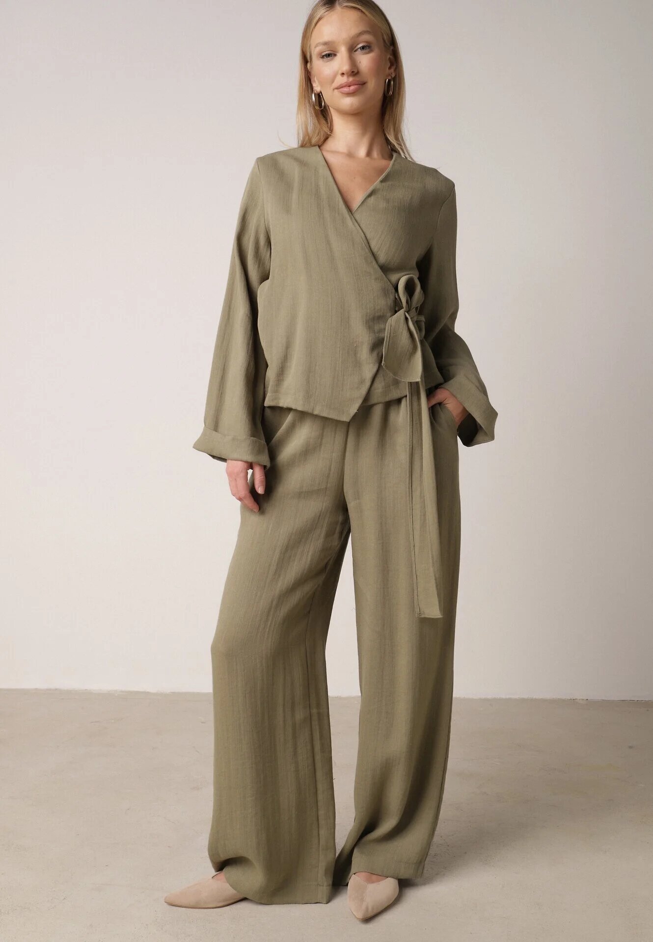retro & icone Pantaloni Verzi din Vâscoză cu Picior Larg și Legătură în Talie Terisanna