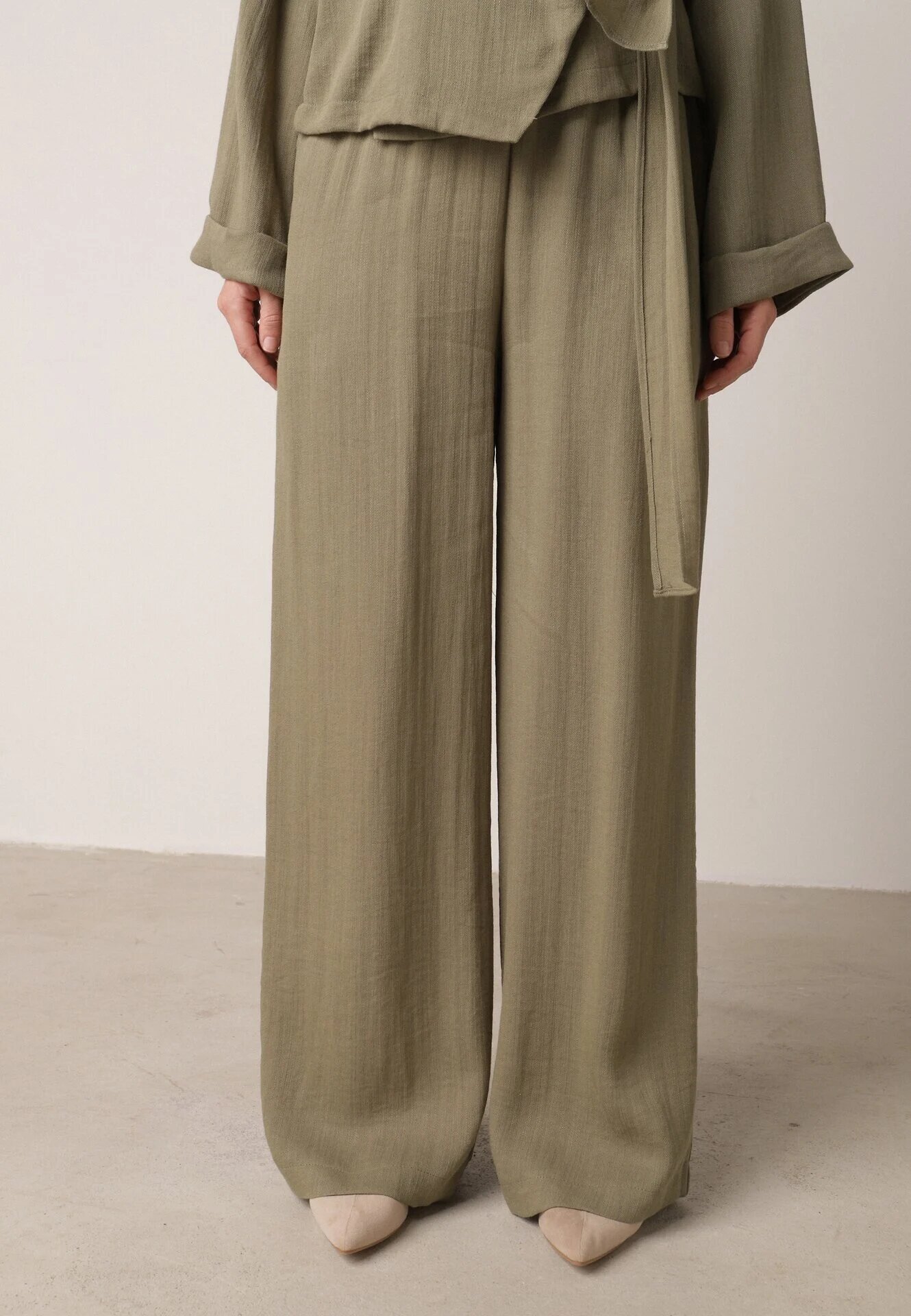 retro & icone Pantaloni Verzi din Vâscoză cu Picior Larg și Legătură în Talie Terisanna