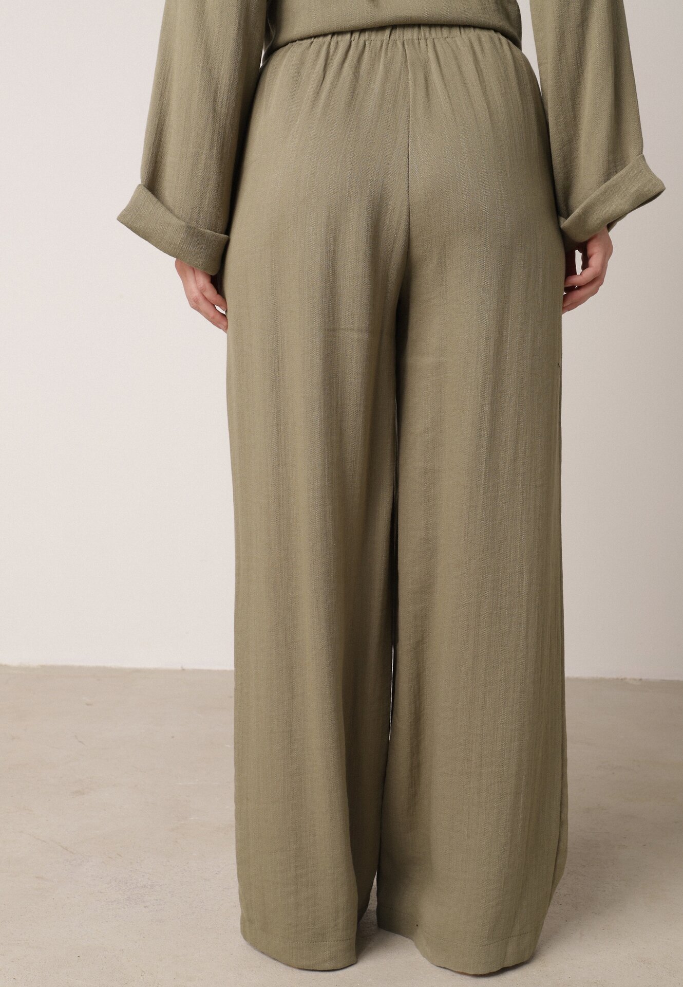 retro & icone Pantaloni Verzi din Vâscoză cu Picior Larg și Legătură în Talie Terisanna
