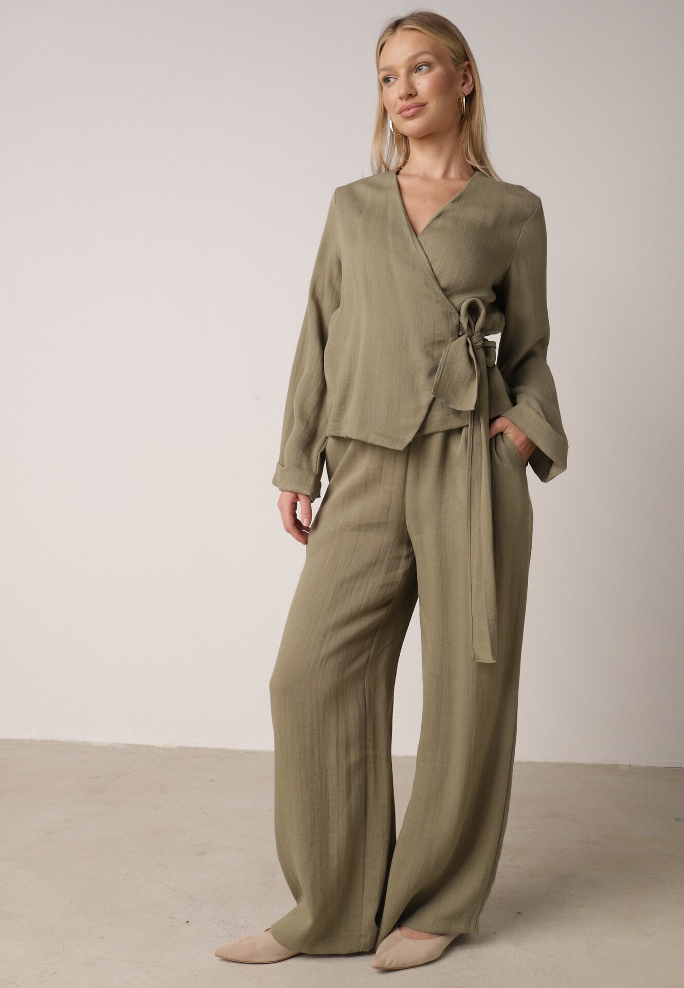 retro & icone Pantaloni Verzi din Vâscoză cu Picior Larg și Legătură în Talie Terisanna