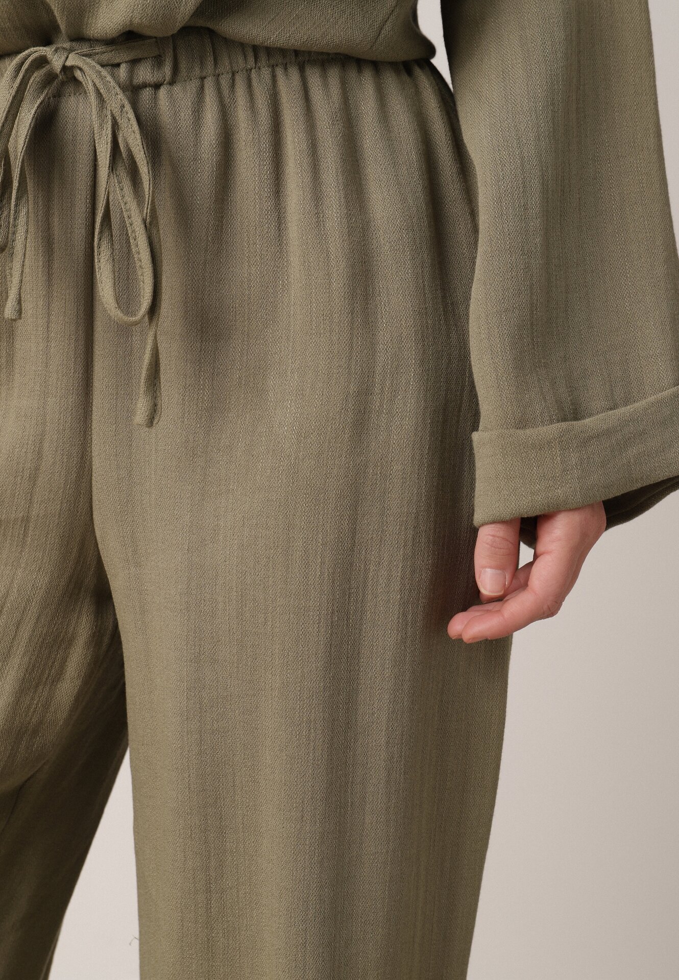 retro & icone Pantaloni Verzi din Vâscoză cu Picior Larg și Legătură în Talie Terisanna