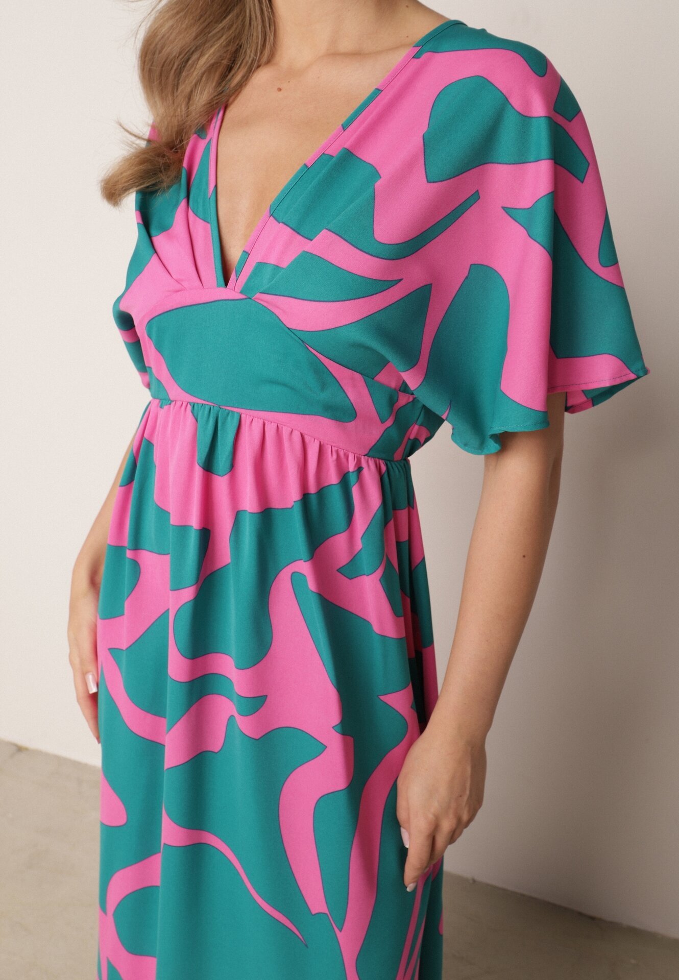 retro & icone Rochie Albastră-Roz cu croială evazată cu elastic în talie și decupaje decorative Fielona