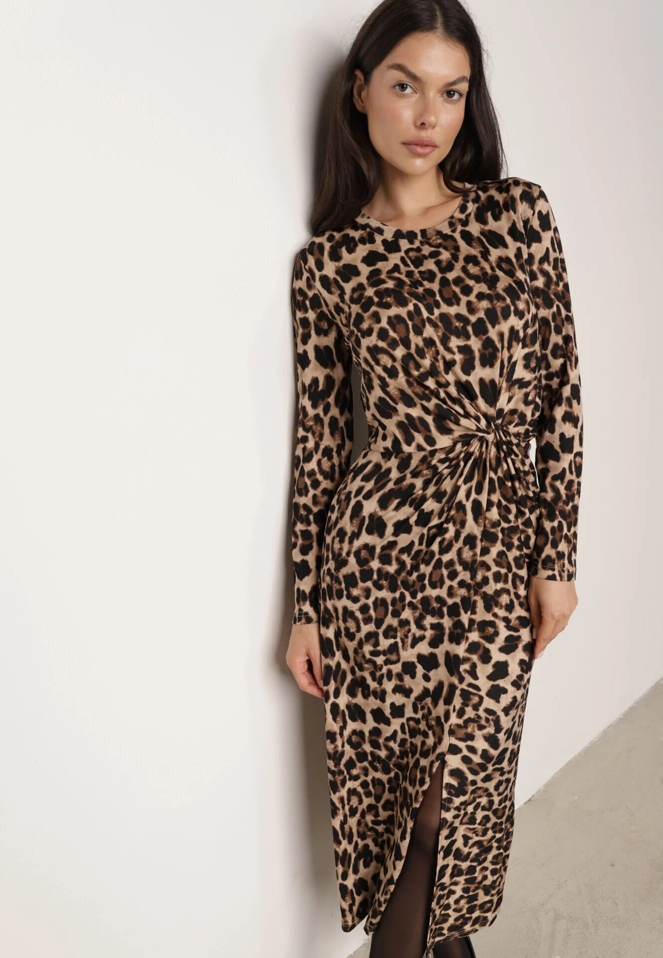 retro & icone Rochie Bej închis cu imprimeu leopard cu nod decorativ și despicătură Salanthia