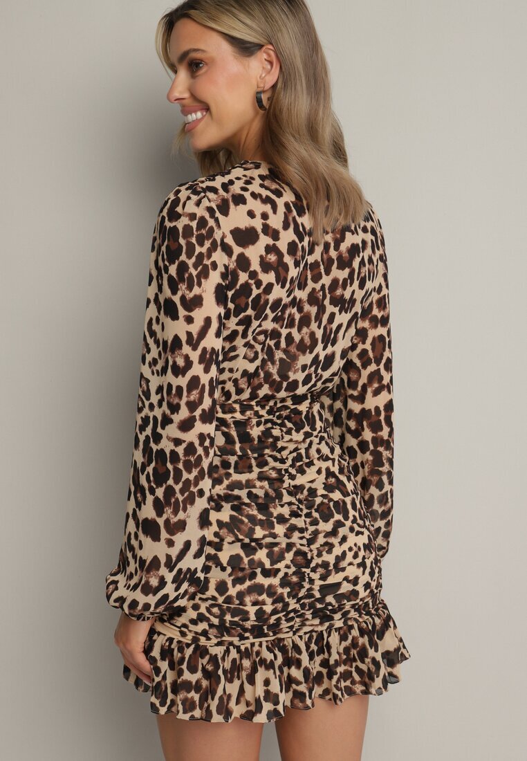 retro & icone Rochie bej închis imprimată leopard cu decolteu în V decorată cu drapaj și volane Melobria