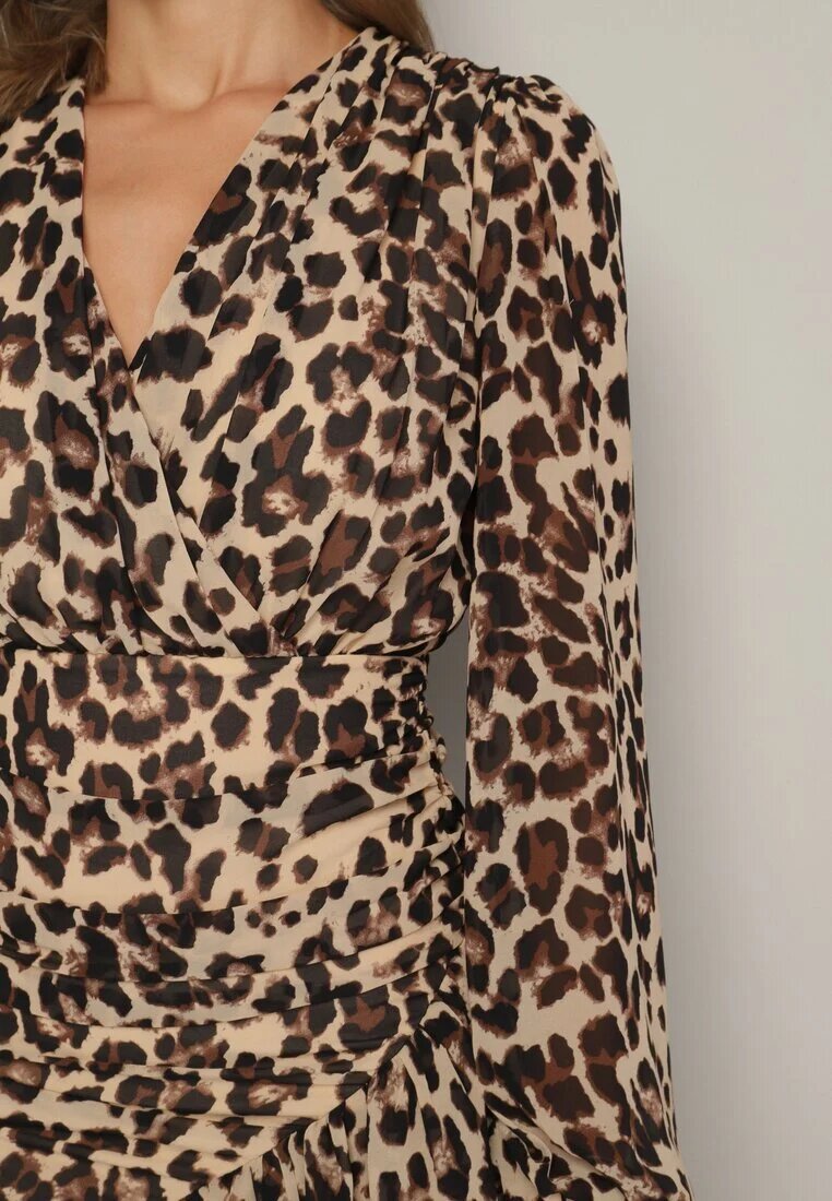 retro & icone Rochie bej închis imprimată leopard cu decolteu în V decorată cu drapaj și volane Melobria
