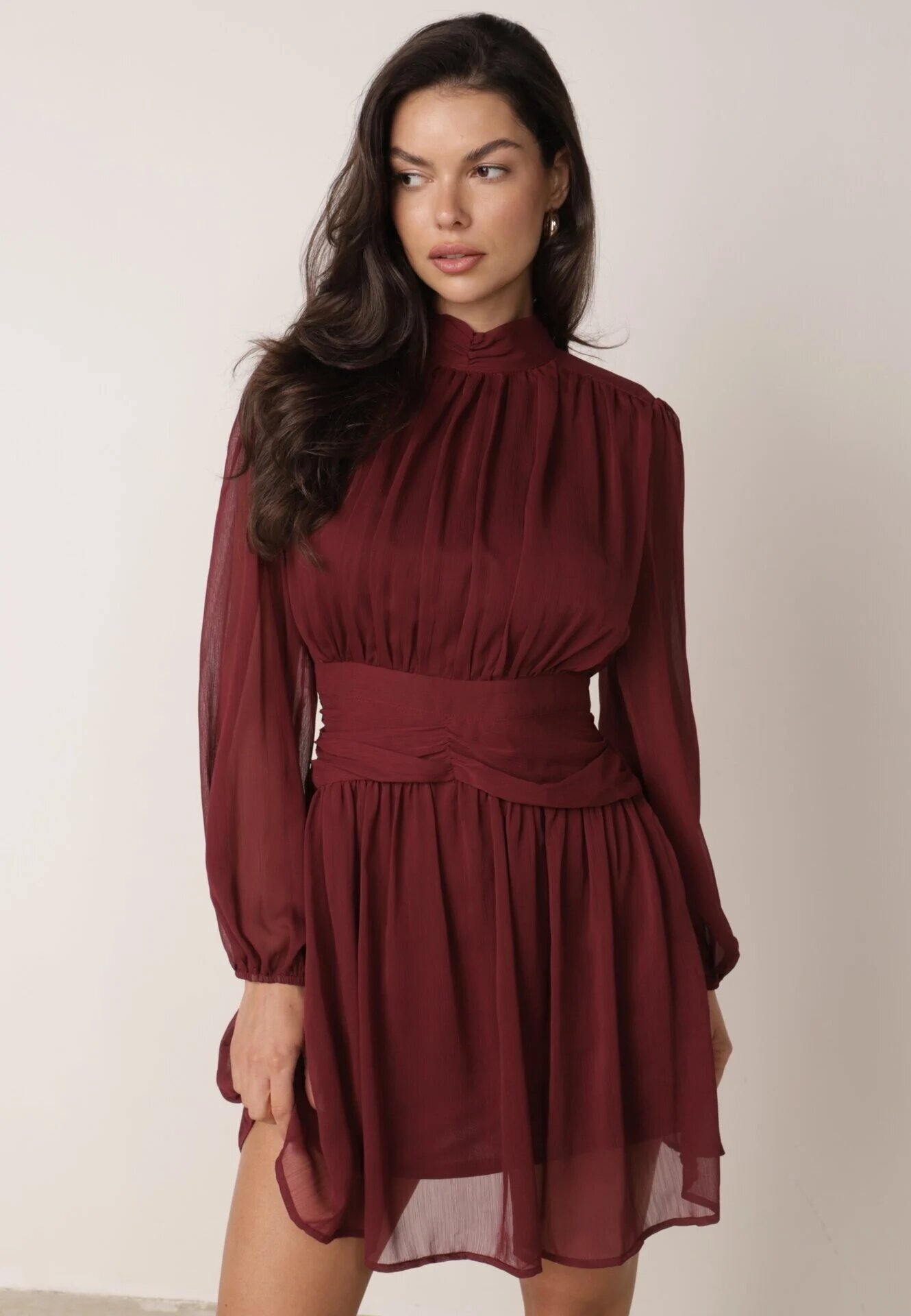 retro & icone Rochie Bordo Cloș cu guler înalt cu încrețituri și umeri transparenți Belabria