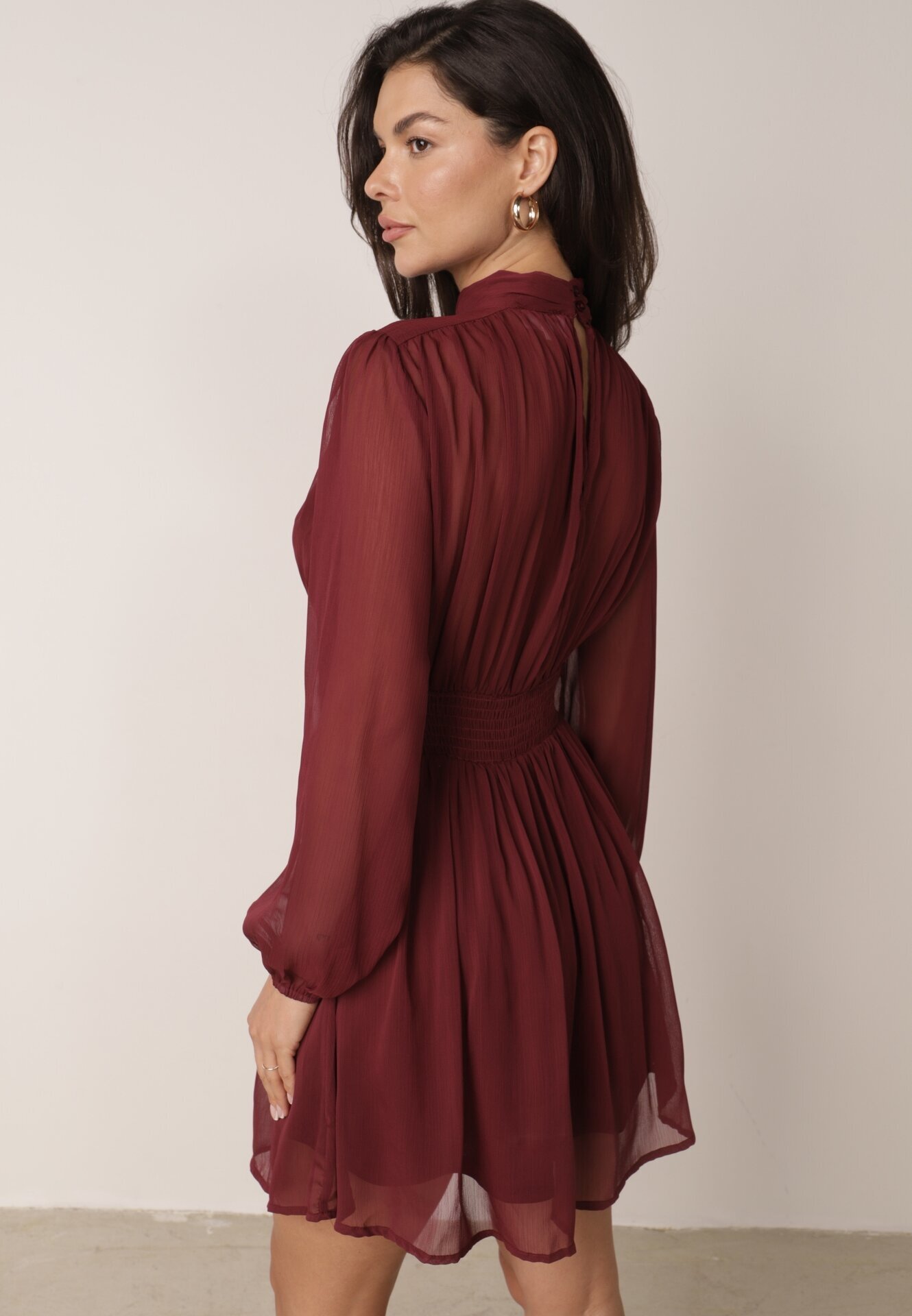 retro & icone Rochie Bordo Cloș cu guler înalt cu încrețituri și umeri transparenți Belabria